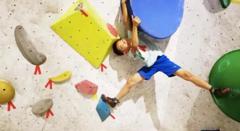 烁石攀岩入驻永利23411商业，让娃尽情飞檐走壁，刺激